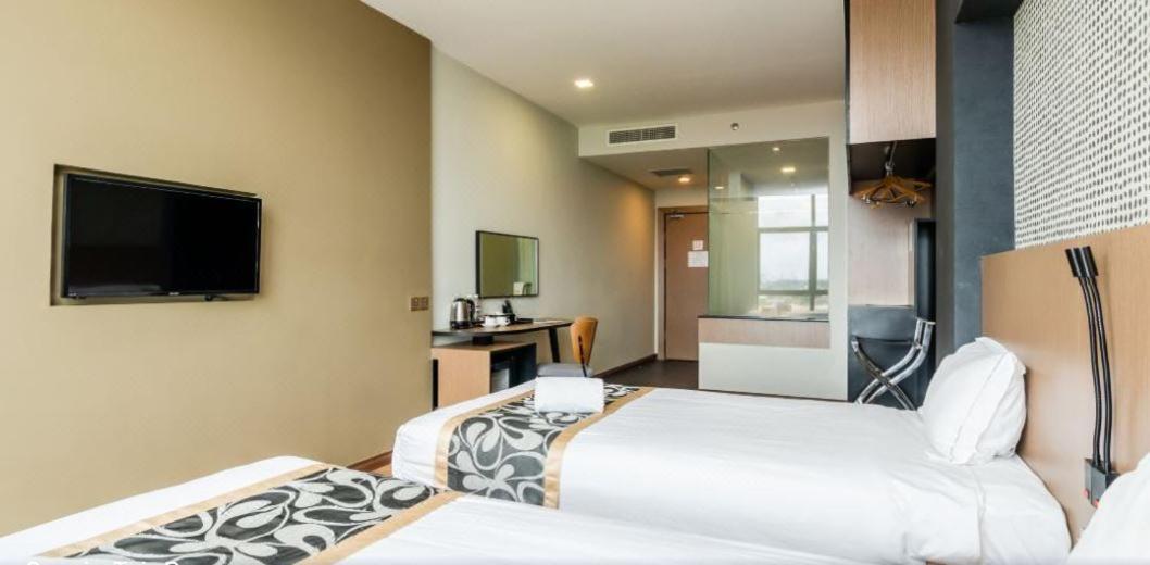 Roxy Hotel & Apartments Kuching Exterior photo